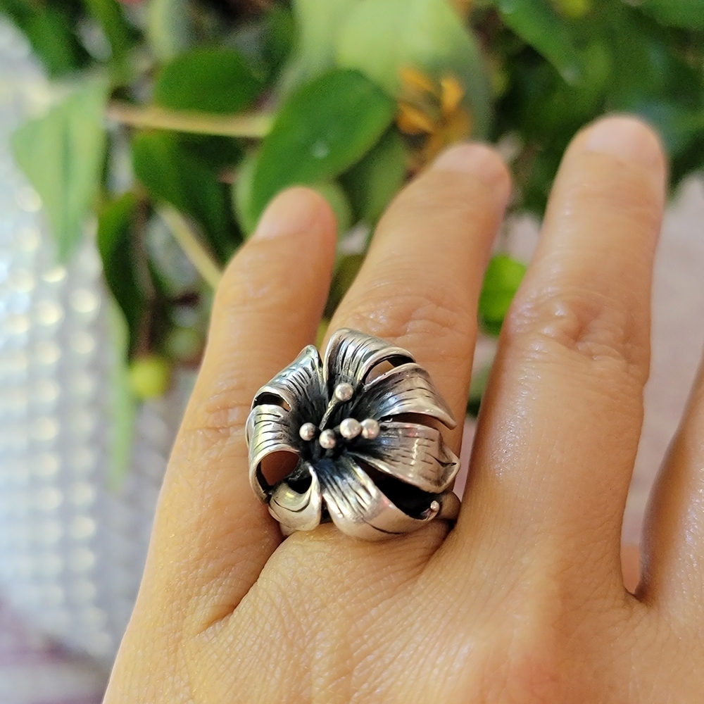 Elegant Silver Floral Ring